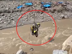 Video: Detik-detik Wabup Aceh Tengah Nyaris Jatuh ke Sungai