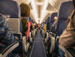 Risiko Fatal di Balik Tren Viral Duduk Meringkuk di Pesawat