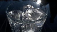 Benarkah Kebanyakan Minum Air Es Bikin Gemuk? Ini Faktanya Menurut Dokter Gizi
