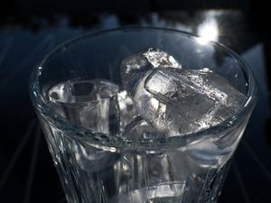 Benarkah Kebanyakan Minum Air Es Bikin Gemuk? Ini Faktanya Menurut Dokter Gizi