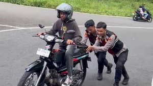 Aksi Polisi Magetan Dorong Kendaraan Wisatawan di Tanjakan Sarangan