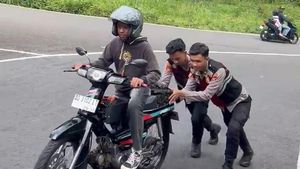 Aksi Polisi Magetan Dorong Kendaraan Wisatawan di Tanjakan Sarangan
