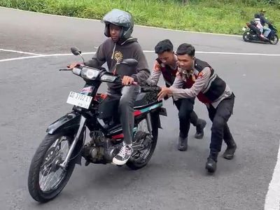 Aksi Polisi Magetan Dorong Kendaraan Wisatawan di Tanjakan Sarangan