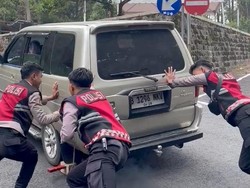 Rawan Mogok, Polisi Siaga Dorong Kendaraan di Jalur Wisata Sarangan