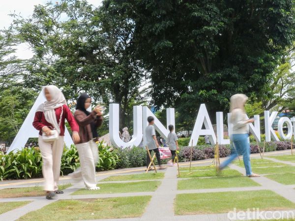 Alun-alun Bogor Dipadati Pengunjung Selama Libur Natal dan Tahun Baru