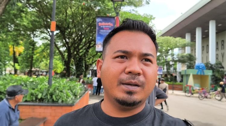 Keluarga Malaysia Berburu Keunikan Rumah Adat di TMII