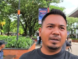 Pelancong Malaysia Ajak Keluarga ke TMII, Ingin Lihat Rumah Adat
