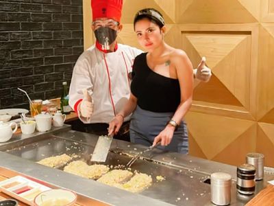 Serunya Ayu Aulia Hangout Bareng Teman hingga Masak Teppanyaki