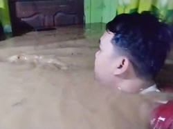 Video: Banjir Setinggi Atap Rumah Rendam Balangan Kalsel, Warga Dievakuasi