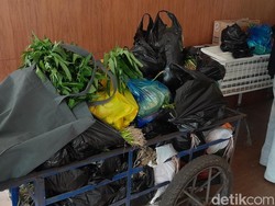 Antusiasme Warga Kunjungi dan Berdonasi Pakan di Bandung Zoo