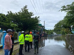 Akses ke Pantai Baron Depan SMKN 1 Tanjungsari Banjir, Lalu Lintas Dialihkan