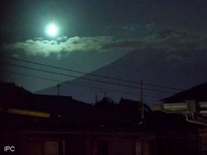 Video Penampakan Bola Api Melintasi Langit Malam Jepang