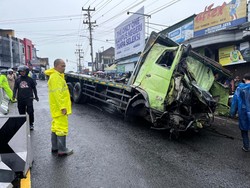 Tronton Muatan Keramik Ngeblong Hantam Tugu di Kertek Wonosobo