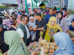Khofifah Stabilkan Harga Bahan Pokok Saat Nataru dengan Pasar Murah