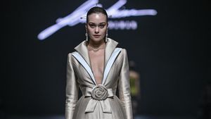 Foto: Kembang Jiwa, Koleksi Kebaya dalam Tafsir Modern Sebastian Gunawan