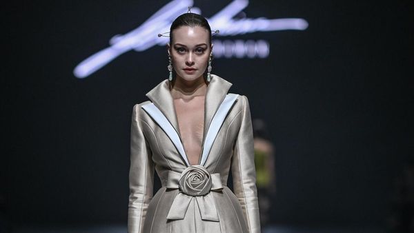 Foto: Kembang Jiwa, Koleksi Kebaya dalam Tafsir Modern Sebastian Gunawan