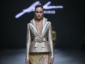 Foto: Kembang Jiwa, Koleksi Kebaya dalam Tafsir Modern Sebastian Gunawan