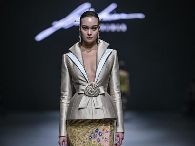 Foto: Kembang Jiwa, Koleksi Kebaya dalam Tafsir Modern Sebastian Gunawan