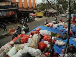 Warga Ciputat Protes Sampah Tak Diangkut Berminggu-minggu: Bau-Banyak Belatung
