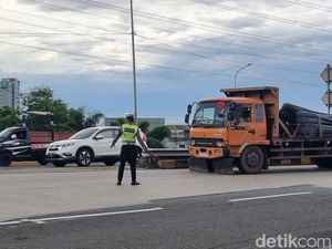 Polisi Tindak Truk Sumbu 3 Lewati Tol Cikampek Saat Masa Libur Nataru