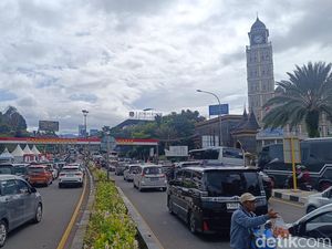 One Way Arah Puncak Bogor Diberlakukan, Lalin di Simpang Gadog Padat