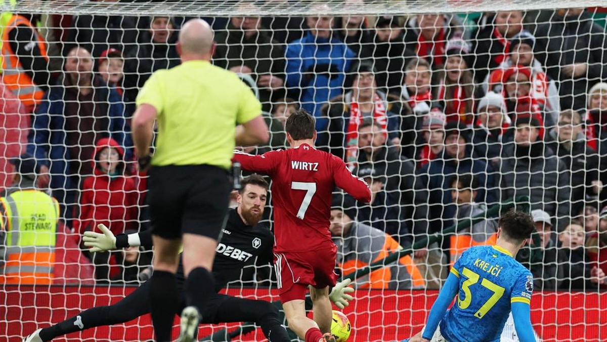 Liverpool ungguli Wolverhampton Wanderers 2-0 di babak pertama. (REUTERS/Phil Noble)