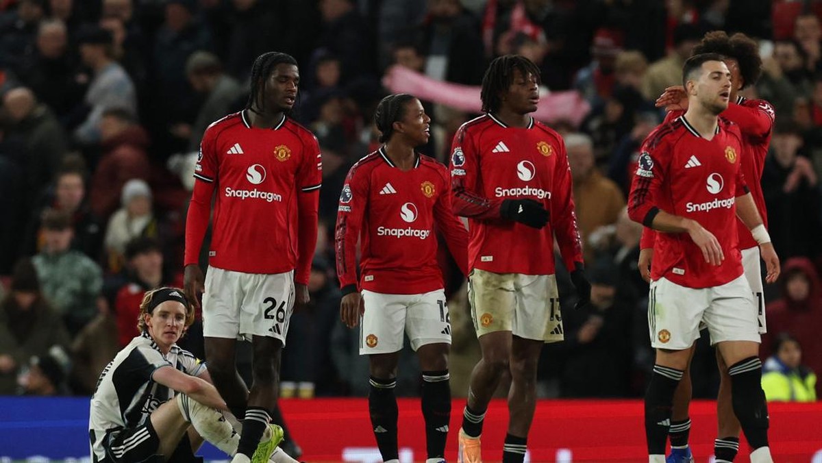 Manchester United akhirnya menang juga di kandang setelah dua bulan puasa. (REUTERS/Phil Noble)