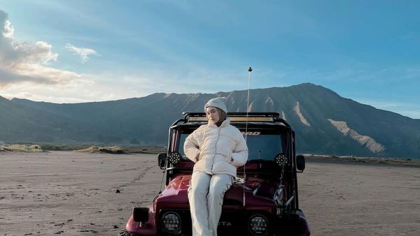 Foto Liburan Penyanyi Nabila Taqiyyah di Bromo, Kompak Pakai Putih-putih