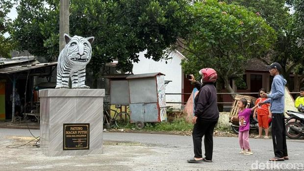 Patung Macan Putih di Kediri yang viral memiliki bentuk unik