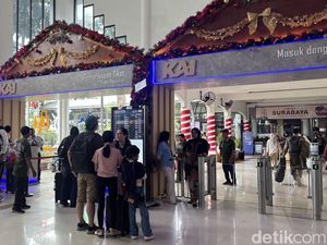 Situasi Arus Balik Hari Terakhir Nataru di Sejumlah Stasiun KA Surabaya