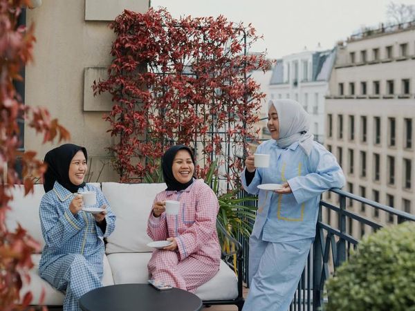 Santai Dulu! Gaya Asyik 3 Pengasuh Anak Raffi Ahmad-Nagita Ngeteh di Paris