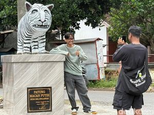 Penampakan Macan Putih Gemoy yang Mirip Zebra, Jadi Rebutan Warga Selfie