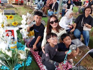 Tamara Tyasmara Rayakan Ulang Tahun Mendiang Anak di Makam