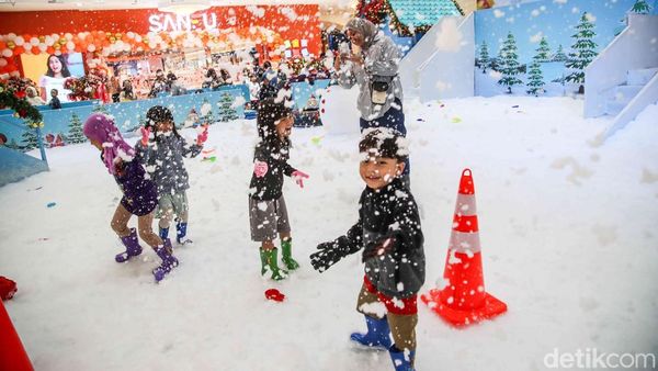 Libur Nataru, Wahana Salju Buatan Ramai Pengunjung