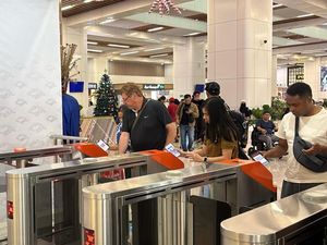 Ribuan Warga Malaysia Naik Kereta Cepat Whoosh