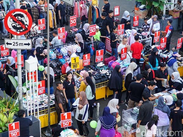 Belanja dan Rekreasi, CFD Margonda Dipadati Pemburu Diskon