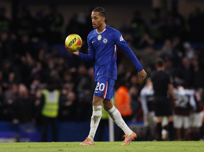 Soccer Football - Premier League - Chelsea v Aston Villa - Stamford Bridge, London, Britain - December 27, 2025  Chelsea's Joao Pedro with the ball after Aston Villa's Ollie Watkins scored their first goal Action Images via Reuters/Andrew Couldridge EDITORIAL USE ONLY. NO USE WITH UNAUTHORIZED AUDIO, VIDEO, DATA, FIXTURE LISTS, CLUB/LEAGUE LOGOS OR 'LIVE' SERVICES. ONLINE IN-MATCH USE LIMITED TO 120 IMAGES, NO VIDEO EMULATION. NO USE IN BETTING, GAMES OR SINGLE CLUB/LEAGUE/PLAYER PUBLICATIONS. PLEASE CONTACT YOUR ACCOUNT REPRESENTATIVE FOR FURTHER DETAILS..