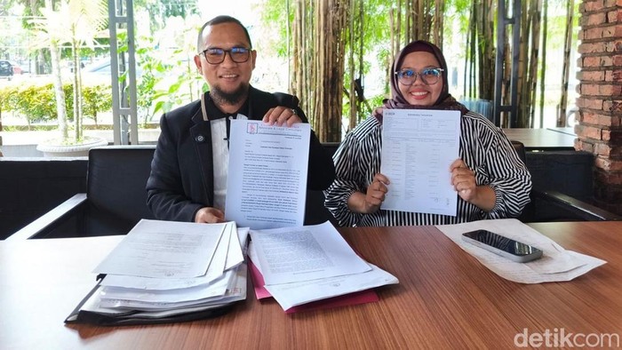 Eka dan kuasa hukumnya menunjukkan sejumlah bukti