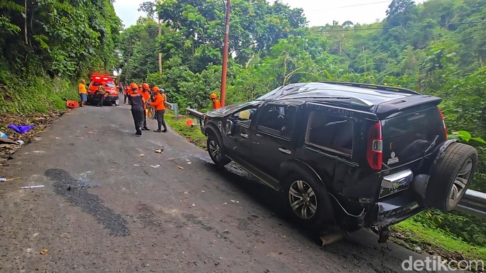 Mobil Berisi 6 Orang Terguling di Tanjakan Cisarakan Sukabumi