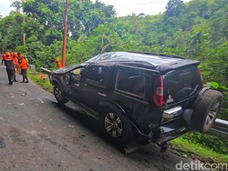 Ford Everest Terguling di Tanjakan Cisarakan Sukabumi, Ini Sebabnya
