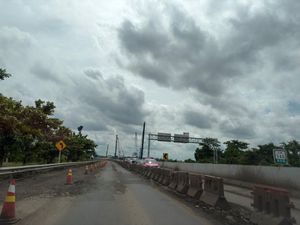 Tol Palembang-Kayuagung Dikeluhkan Rusak hingga Ada Penjual Durian
