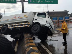 Truk Tangki Oleng Tabrak Pembatas Jalan Tol JORR hingga Ringsek