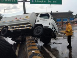 Truk Tangki Oleng Tabrak Pembatas Jalan Tol JORR hingga Ringsek