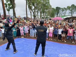 Serunya Senam Literasi Penyintas Erupsi Semeru Bersama CT ARSA Foundation