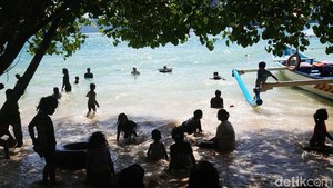 Libur Nataru Wisatawan Serbu Pantai di Trenggalek