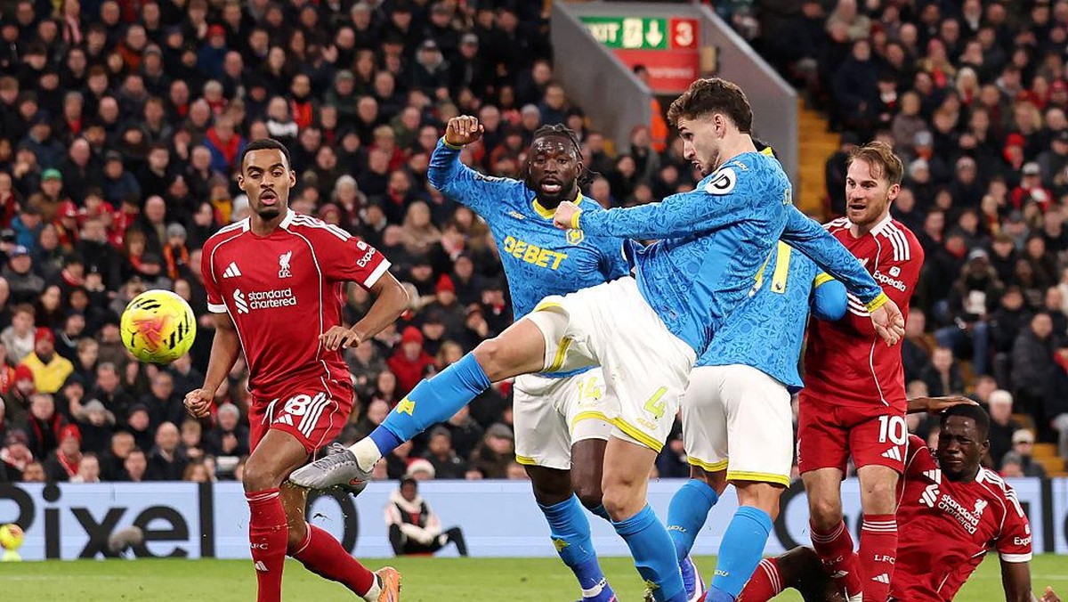 Pemain Wolverhampton Wanderers Santiago Bueno saat mencetak gol ke gawang Liverpool. (Foto: Getty Images/Carl Recine)