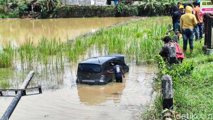 Byurr! Honda Freed Nyemplung Sawah di Saptosari Gunungkidul