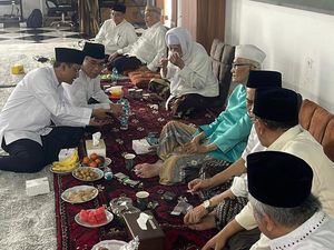 Momen Gus Yahya-Gus Ipul dan Rais Aam PBNU Makan Bareng di Ponpes Surabaya