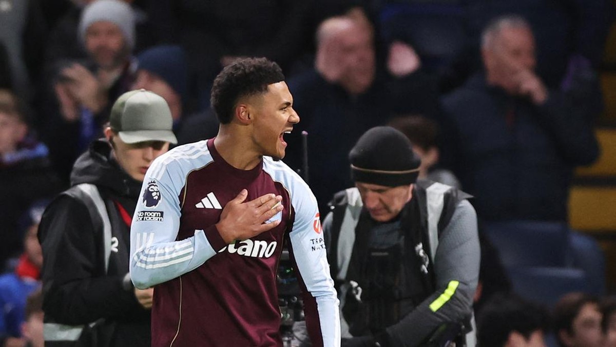 Ollie Watkins meneror Stamford Bridge lagi. (REUTERS/David Klein)