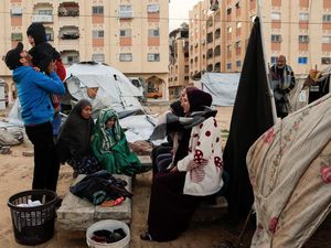 Pengungsi Palestina Bertahan di Kamp Tenda Saat Cuaca Dingin